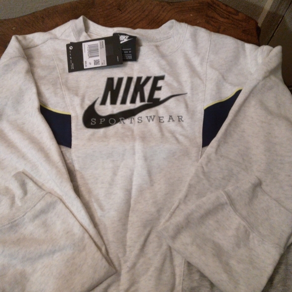 Nike Women's Heritage Colorblocked Sweatshirt - Picture 4 of 4